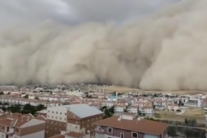 NEVJEROVATNI SNIMCI  Pješčana oluja progutala metropolu (VIDEO)