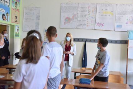ČESTITALA POČETAK ŠKOLSKE GODINE Cvijanovićeva posjetila školu u Patkovači kod Bijeljine