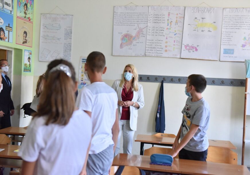 ČESTITALA POČETAK ŠKOLSKE GODINE Cvijanovićeva posjetila školu u Patkovači kod Bijeljine