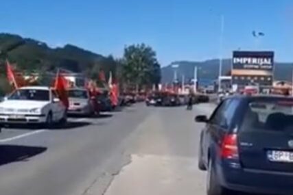 PRIPREME ZA VELIKE DEMONSTRACIJE Građani krenuli na patriotski skup u Podgorici (VIDEO)
