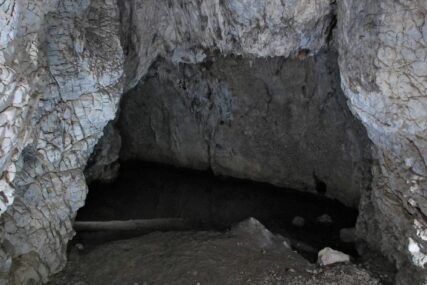 U jami bila 30 SATI: Ženi pao kamen na glavu, izvučena iz pećine bez svijesti