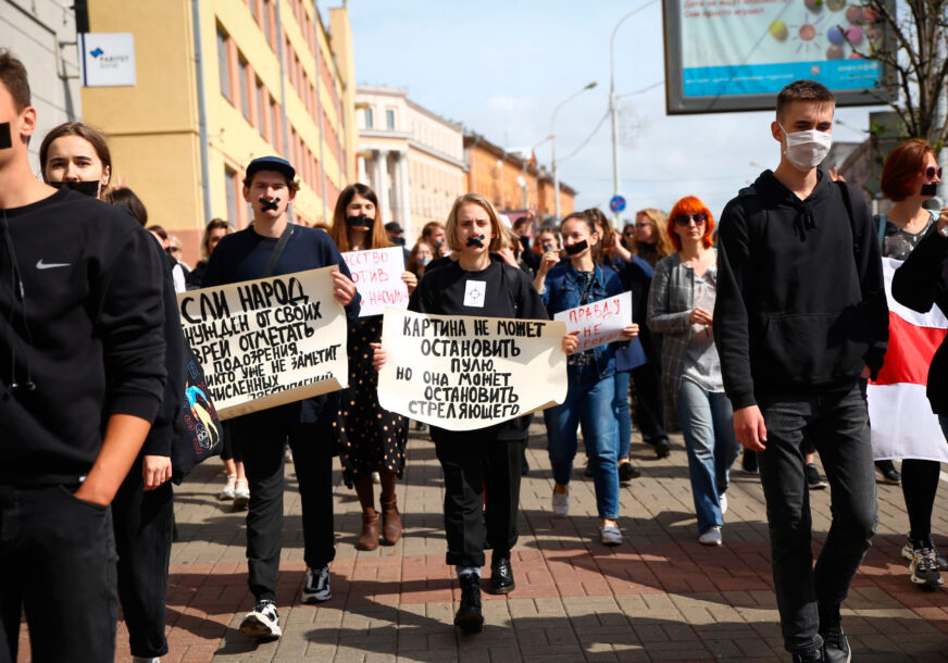 I ŽENE NEMILOSRDNO UBACUJU U MARICU U Minsku privedeno više desetina demonstranata