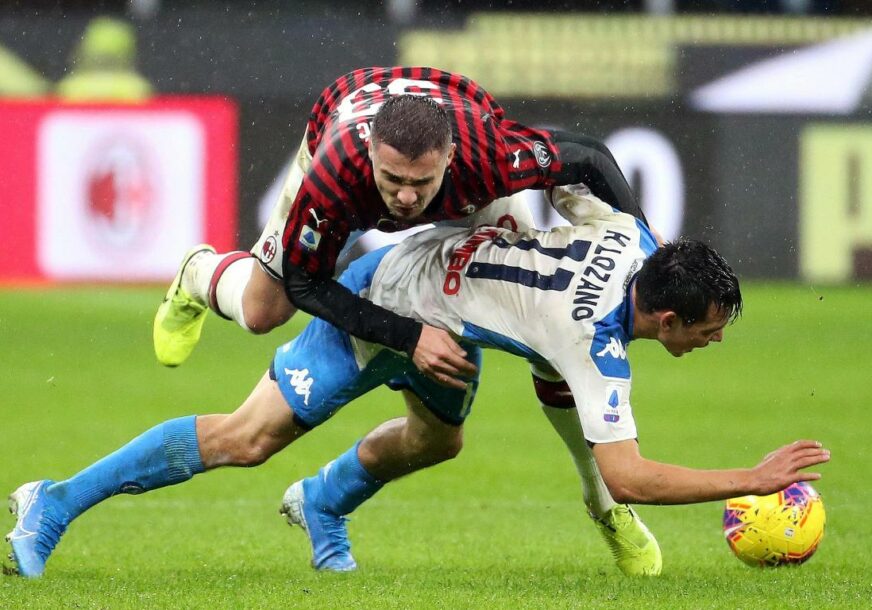 FOTO: EPA08020377 MILAN'S RADE KRUNIC (L) CHALLENGES FOR THE BALL WITH NAPOLI'S HIRVING LOZANO DURING THE ITALIAN SERIE A SOCCER MATCH BETWEEN AC MILAN AND SSC NAPOLI AT GIUSEPPE MEAZZA STADIUM IN MILAN, ITALY, 23 NOVEMBER  2019.  EPA-EFE/MATTEO BAZZI