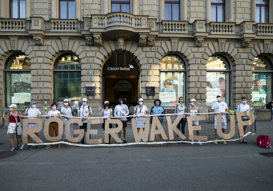 "RODŽERE, PROBUDI SE!" Građani Berna protestuju protiv svog sportskog idola