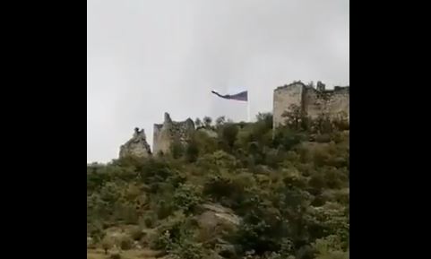 RUSKA ZASTAVA SE VIJORI NA KOSOVU Trobojka osvanula iznad Zvečana (VIDEO)