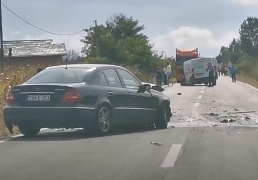 TEŠKA SAOBRAĆAJNA NESREĆA Sudar dva automobila i kombija na putu Doboj - Modriča (FOTO)