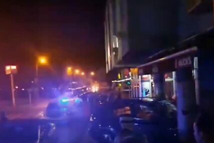 DRAMA U CENTRU GRADIŠKE Automobilom udario u parkirano vozilo i zabio se u izlog (VIDEO)