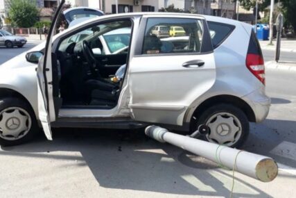 “PUKLO JE KAO BOMBA” Nakon sudara "mercedes" oborio SEMAFOR NA PJEŠAČKI PRELAZ