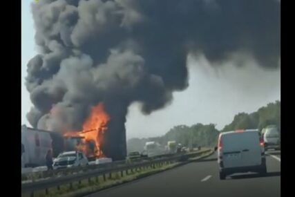 TEŽAK SUDAR, GORE AUTOMOBILI Drama na auto-putu, kulja gusti dim (VIDEO)