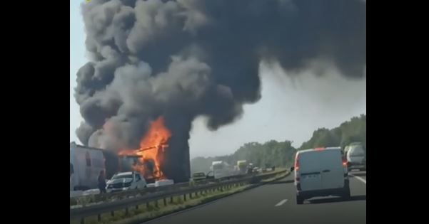 DETALJI TEŠKE NESREĆE NA AUTO-PUTU Požar zahvatio dva kamiona, poginule najmanje dvije osobe