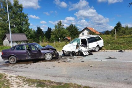 POVRIJEĐENE DVIJE OSOBE Sudar dva automobila na magistralnom putu Sarajevo-Sokolac