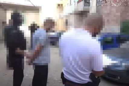 PRIPREMALI TERORISTIČKI NAPAD Hapšenje u Sjevernoj Makedoniji, zaplijenjeno oružje i zastave ISIS (VIDEO)