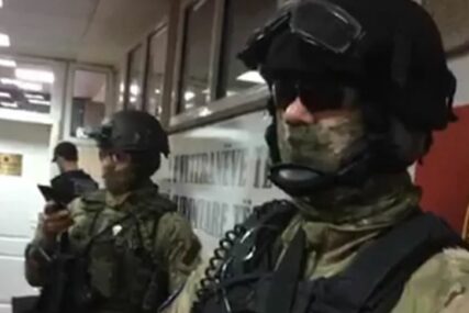 NOSILI MASKE I AUTOMATSKE PUŠKE Specijalci Euleksa UPALI u kancelarije veterana OVK (VIDEO)