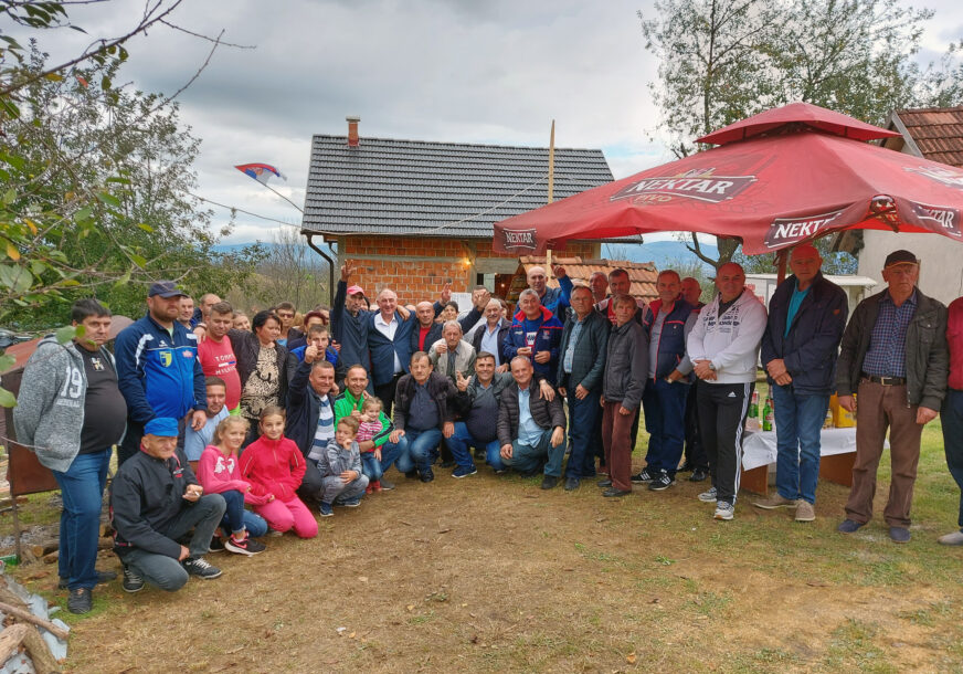 SVE JE POČELO SPONTANO Mještani sela Krivaja se ujedinili i pomogli porodici Stević da SAGRADI KUĆU (FOTO)