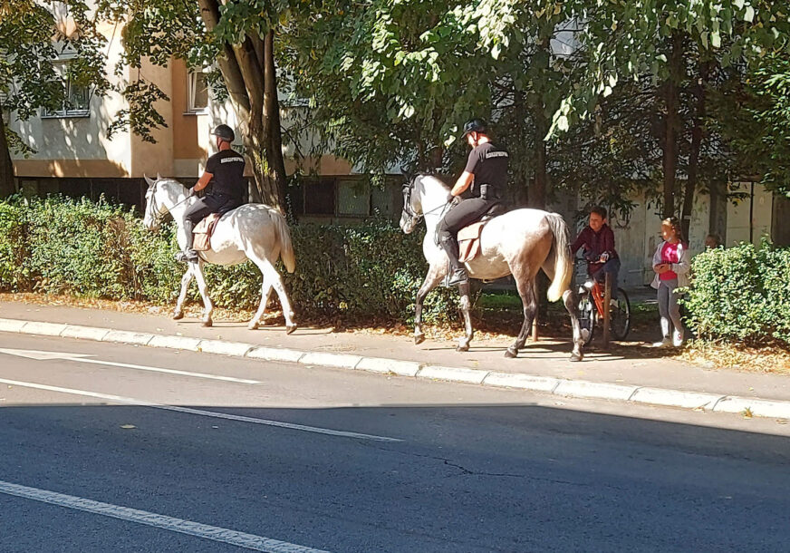 PRIVLAČE PAŽNJU Konjička patrola obradovala mališane (FOTO)