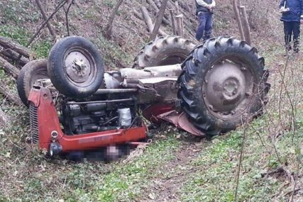 NESREĆNI MUŠKARAC PREMINUO U BOLNICI Vukao drva za ogrijev, pa traktorom sletio s puta