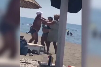 OČEVICI SE SMIJALI I  SNIMALI Šokantna tuča  žene i muškarca na plaži u Crnoj Gori (VIDEO)