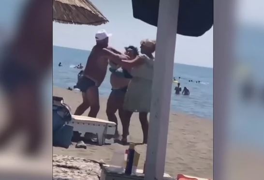 OČEVICI SE SMIJALI I  SNIMALI Šokantna tuča  žene i muškarca na plaži u Crnoj Gori (VIDEO)