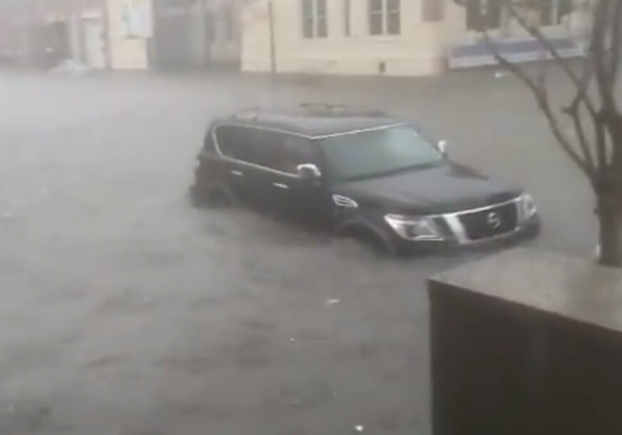 Poplavljeni dijelovi Oklanda, evakuacija vodenim skuterima
