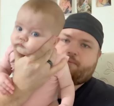 ISCRPLJENI RODITELJI SPREMNI SU NA SVE KAKO BI USPAVALI DIJETE Tata isprobao trik pomoću kog je beba odmah zaspala (VIDEO)