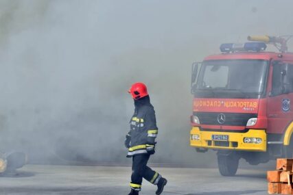 SREĆOM NIJE BILO POVRIJEĐENIH Kod Prijedora se zapalio putnički automobil