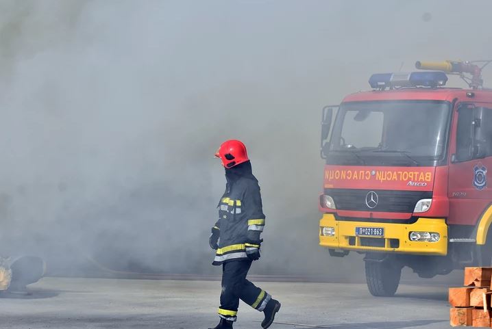VATRU ZAPALILI MIGRANTI Požar u blizini bivšeg Doma penzionera u Sarajevu (VIDEO)