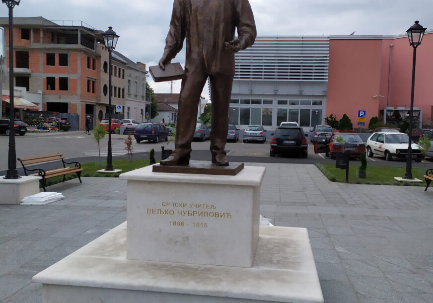 POČAST ČLANU "MLADE BOSNE" U Gradišci postavljena bronzana statua Veljka Čubrilovića