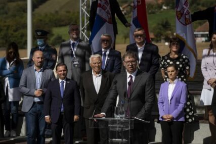 "RAKIJU DAJTE TRAMPU" Vučiću na poklon parče zemlje natopljene krvlju seljaka Pranjana