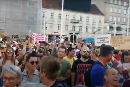 PROTESTI PROTV KORONE U ZAGREBU Demonstranti ne nose maske, ministar zdravstva zgrožen (VIDEO)