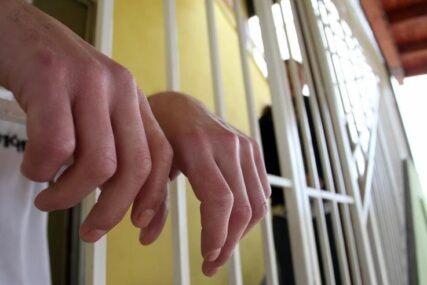 "Doživotna robija" Muškarac (40) dobio 40 godina zatvora jer je nožem i SJEKIROM UBIO DRUGA