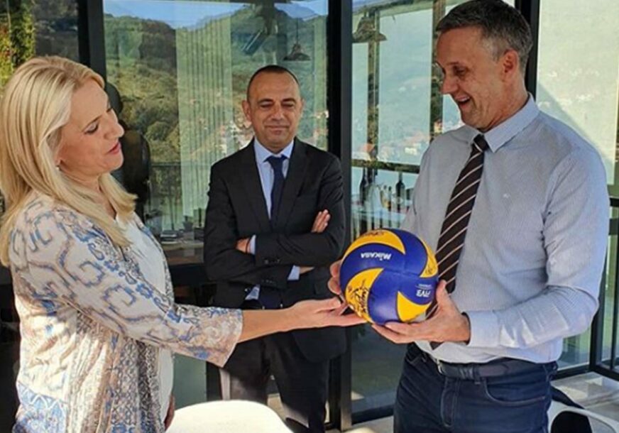 Predsjednici Srpske uručena lopta s potpisima ZLATNIH ODBOJKAŠA (FOTO)
