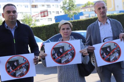 SDS PRIPREMIO NOVI SAOBRAĆAJNI ZNAK Zabrana političarima da ulaze u škole