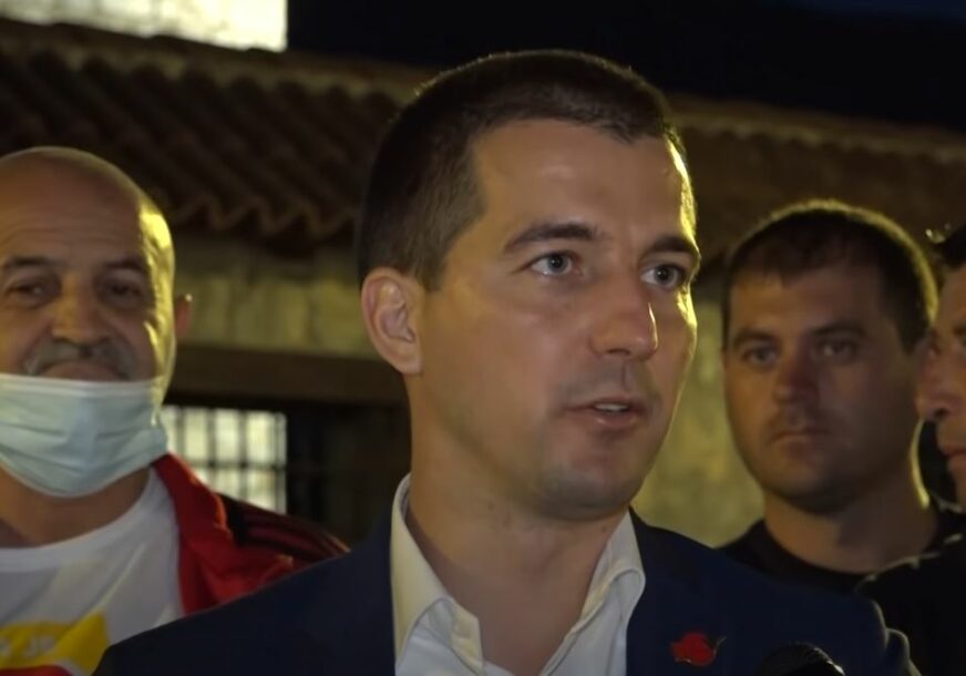 DRAMA U SKUPŠTINI U direktnom prenosu crnogorski poslanik napao Aleksu Bečića
