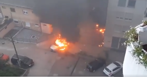 GASILI SAT VREMENA POŽAR Tri automobila izgorjela na parkingu u Mostaru