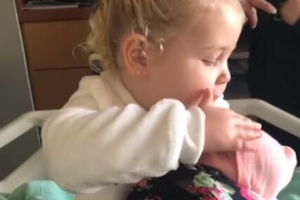 Raznježila cijeli svijet: Djevojčica (3) je ovako reagovala kada je vidjela tek rođenu sestru (VIDEO)