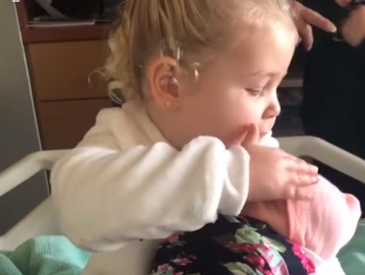 Raznježila cijeli svijet: Djevojčica (3) je ovako reagovala kada je vidjela tek rođenu sestru (VIDEO)