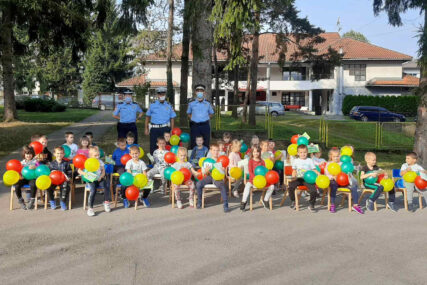 EDUKATIVNO PREDAVANJE U VRTIĆU U TESLIĆU Igrom balonima mališane upoznali sa semaforima
