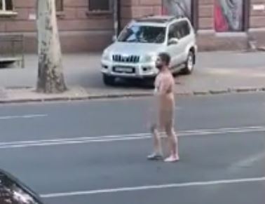 NUDISTA MU PREPRIJEČIO PUT Vozio kroz centar grada kada je ispred auta izašao NAG MUŠKARAC, a onda je nastao HAOS
