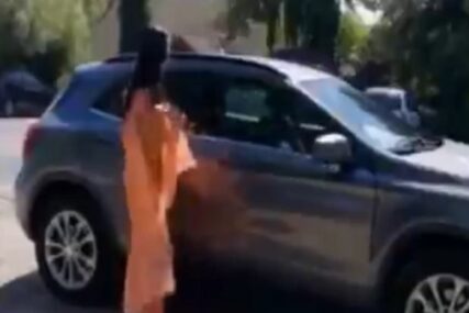 SVI U ŠOKU Potpuno gola devojka izašla je iz automobila i uradila OVO (VIDEO)