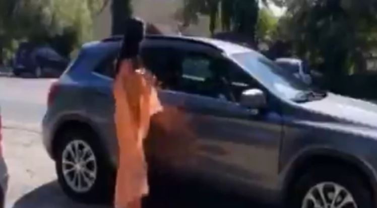 SVI U ŠOKU Potpuno gola devojka izašla je iz automobila i uradila OVO (VIDEO)