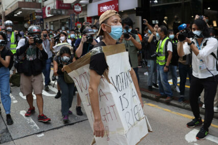 PROTESTI ZBOG NOVOG ZAKONA Policija ispalila punjenja sa BIBEROM na demonstrante