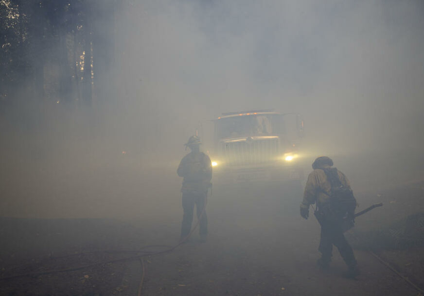 VATRENA STIHIJA U SAD U gašenju požara koji haraju Kalifornijom vatrogascima pomažu i zatvorenici.