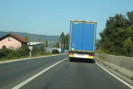 VRIJEDNOST OKO 700.000 EVRA U kamionu sa srpskim tablicama carinici otkrili HILJADE PAKOVANJA CIGARETA