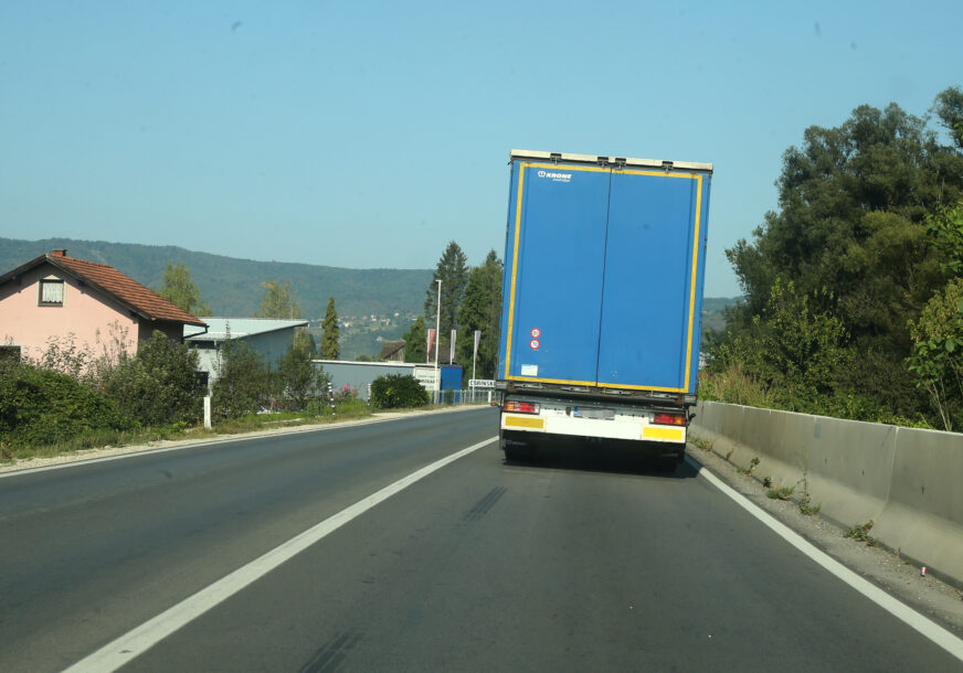 Jaki udari vjetra u Federaciji: Iz kamiona nasred puta ISPALE GAJBE S PIĆEM
