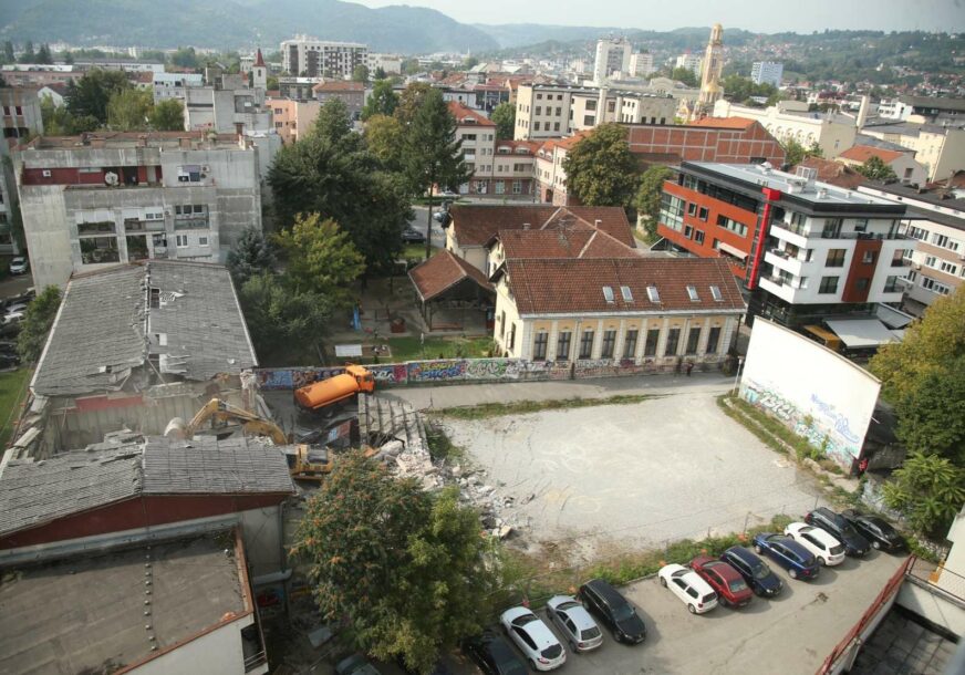 PLANIRANA VIŠESPRATNICA Bageri ruše nekadašnje kino Kozara (FOTO, VIDEO)