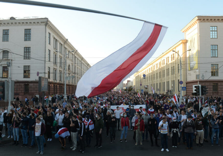 GRAĐANI SPONTANO IZAŠLI NA ULICE Demonstracije u Minsku poslije Lukašenkove inauguracije
