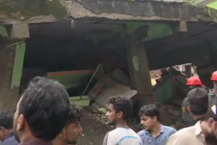 STANARI ISPOD RUŠEVINA  Srušila se zgrada u Indiji, desetine poginulih