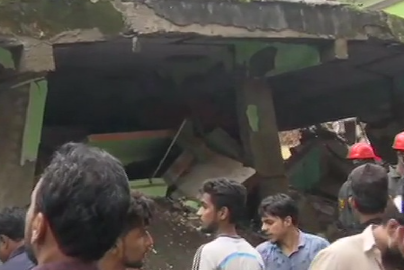 STANARI ISPOD RUŠEVINA  Srušila se zgrada u Indiji, desetine poginulih