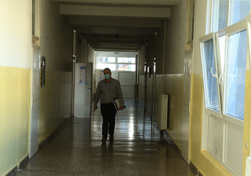 OMOGUĆILI STICANJE LAŽNE DIPLOME Uhapšeno 15 nastavnika i direktor srednje škole u Kruševcu