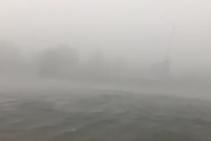 JEZIV SNIMAK Spasioci izvlače veslače iz jezera tokom oluje (VIDEO)